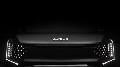 Компания Kia показала на видео серийный вариант флагманского электрокара Kia EV9 Компания Kia показала на видео серийный вариант флагманского электрокара Kia EV9
