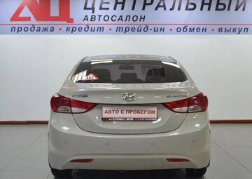 Hyundai Elantra Вид 4